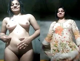 Caldo Look Desi indiano Ragazza Striscia Lei Cloths e Mostrando lei Nudo corpo